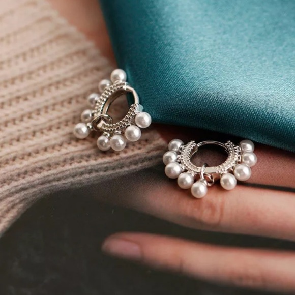 ⭐️Insta sterling silver small hoop earrings - Picture 2 of 4